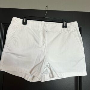 Vineyard Vines Women's White Shorts size 12